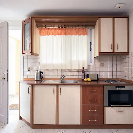 شقة فندقية Sea Breeze & 4*