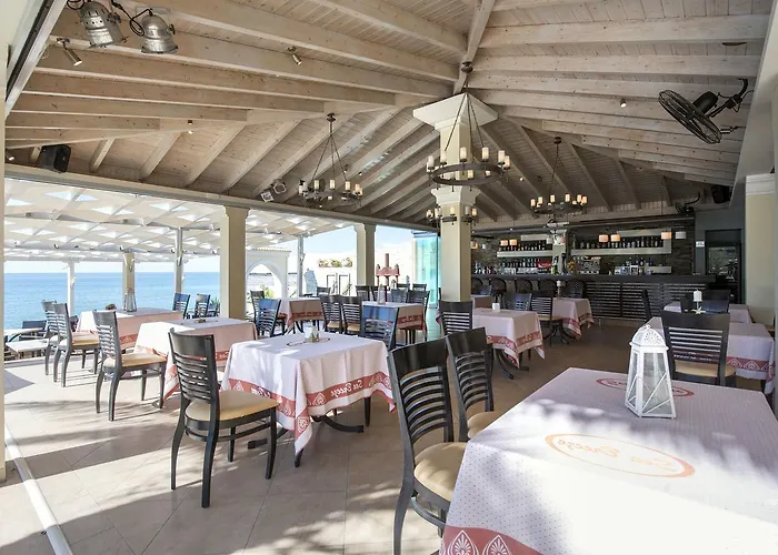 Aparthotel Sea Breeze & 4*